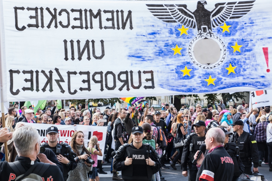 prochaina - . Wczorajszy Marsz Równości przechodzi obok kontrmanifestacji środowisk narodowo-katolickich.. Zdjęcie 177979