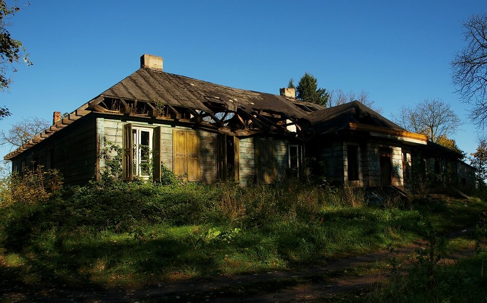chrupiel - Tak niszczy się nasze dziedzictwo.. 120-letni dworek szlachecki z modrzewia. Kiedyś należał do rodziny Kamockich herbu Jelita. Zachował się we względnie dobrym stanie. Ma nawet oryginalne okiennice i podłogi z 1885 r. Przetrwał wszelkie zawieruch