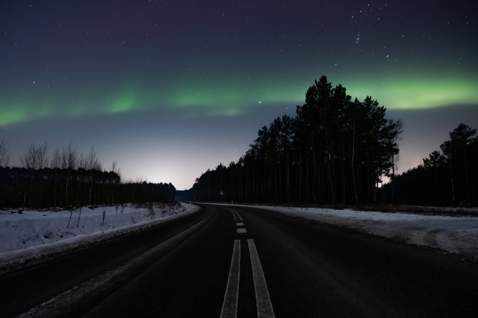 Zimowy pejzaż z zorzą polarną nad drogą. fajne te opisy ai. Zdjęcie 338806