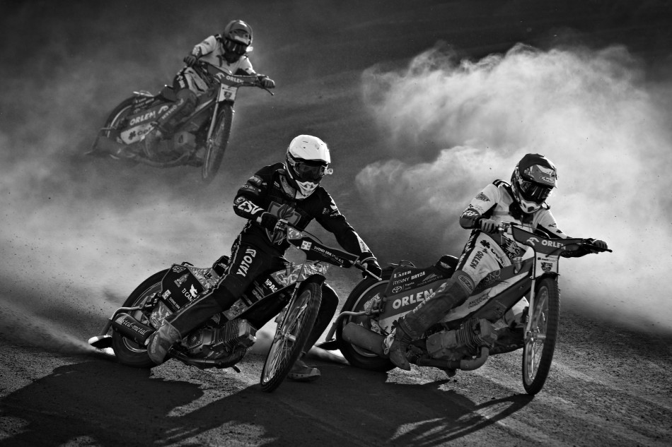 młodzież o zachodzie. Krosno. Zdjęcie 338455