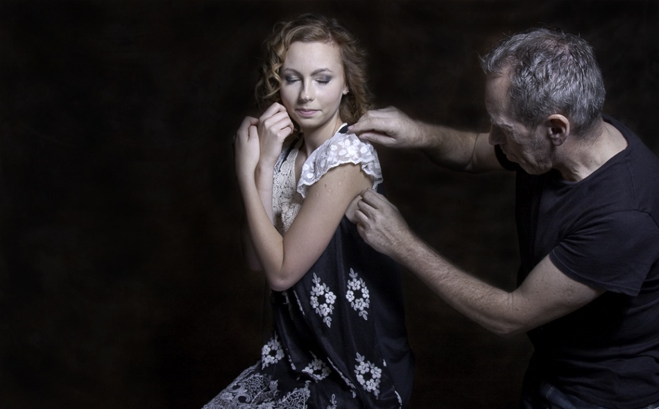 lukier - łatanie dziury.... Gregor zwraca uwagę na dziurkę:), która pokazała się przy rękawku. Jeden sprawny ruch ręką i dziurki brak.... Zdjęcie 40465