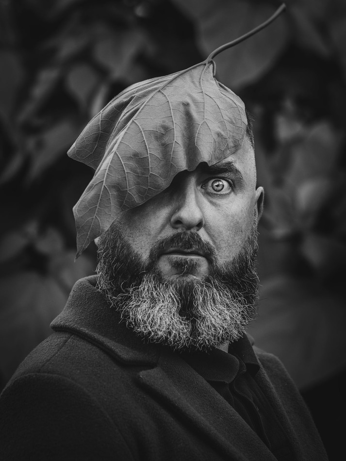 człowiek z liściem na głowie . wersja BW  aparat: Nikon D5600 obiektyw: Sigma 85mm 1,4art. Zdjęcie 340724