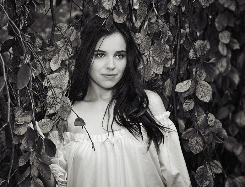 natalinka - Czarownica. mówili: czarownicą jest ta kobieta więc zedrzemy z niej kieckę posmakujemy kształt ciemnego ciała a ona była bielsza od liści  zdarli i prowadzili nagą więc trwożyły się uda wiedzące o swej własnej obłej urodzie  mówili: prost