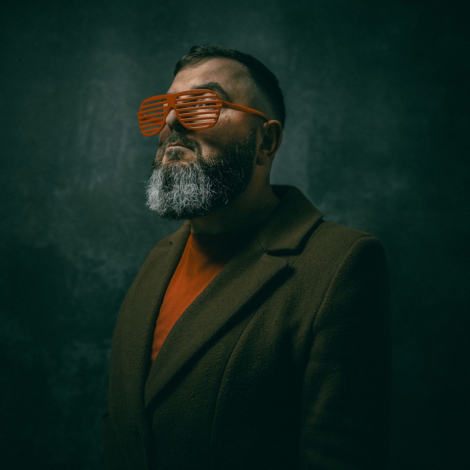 Mr. Red. aparat: Nikon D5600 obiektyw: Sigma 20mm 1,4art światło: 1x Lampa LED PRO STUFF VL-300 PRO. Zdjęcie 340643