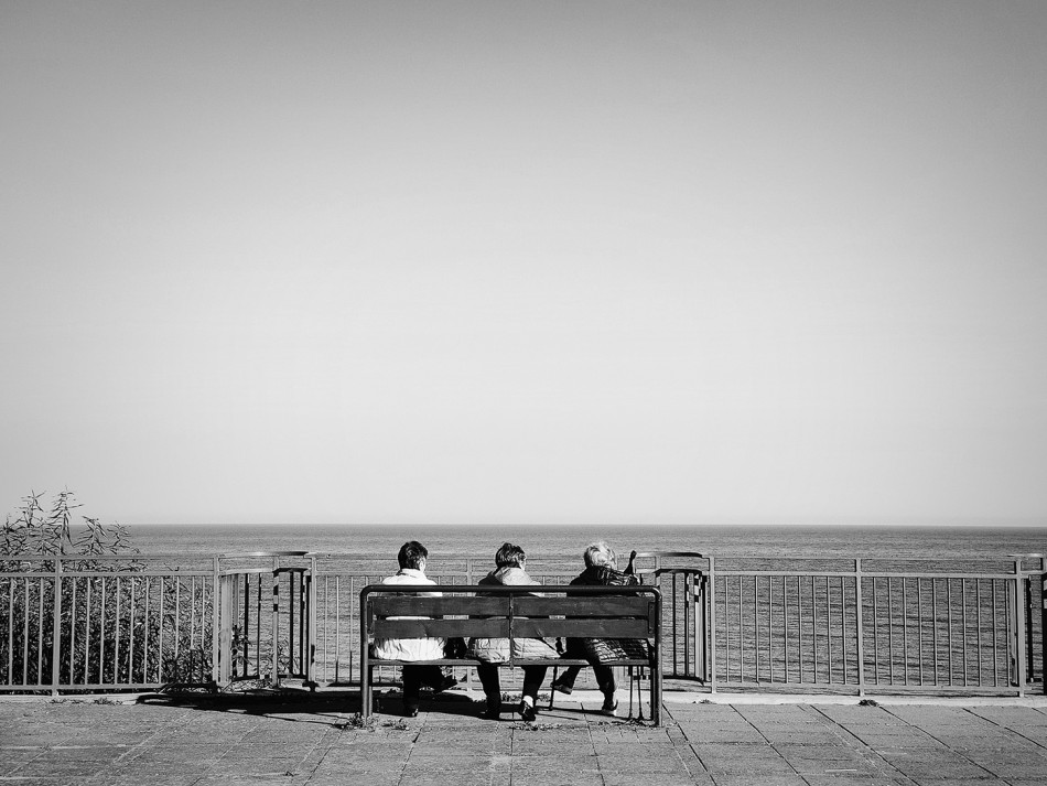 Trzy osoby na ławce nad morzem. . Zdjęcie 338821