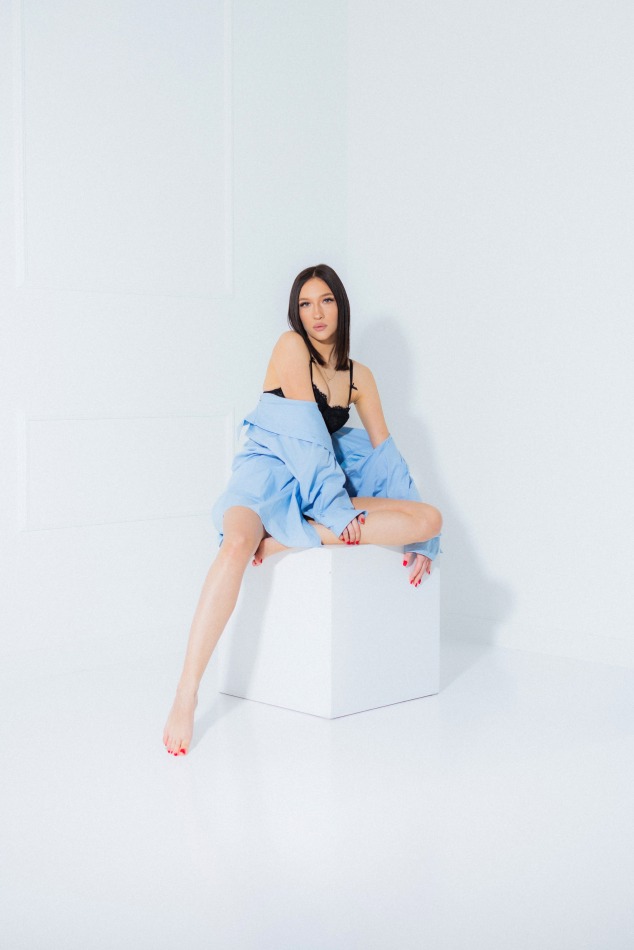 vus51ncfww - Portret w jasnym wnętrzu. . Zdjęcie 338929