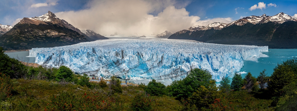 fotoel - Perito Moreno. Lodowiec w Parku Narodowym Los Glaciares w Argentynie.Długość ok 32km, wysokość 70m, codziennie rośnie średnio o 2m i tyle samo odrywa się od czoła i wpada do wody. Jego znaczna część jest schowana pod wodą–sięga ok.170 metr