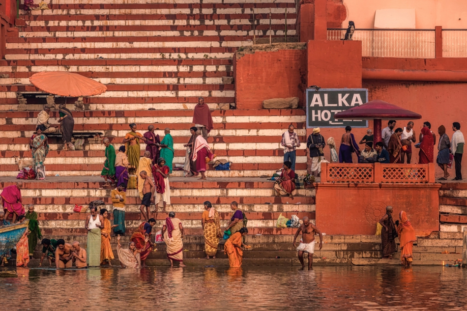 pak76 - Ganges. Kapiel w Gangesie obmywa z grzechow, wiec kazdego dnia brzegi sa pelne chetnych. . Zdjęcie 261834