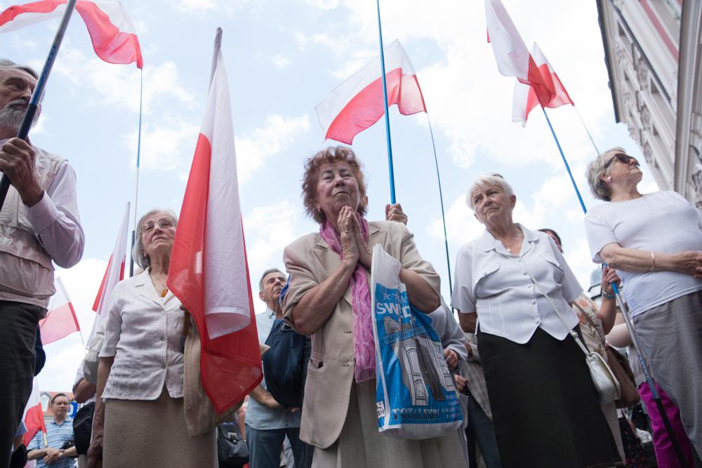 prochaina - . Protest przeciwko decyzji władz miasta Poznania odnośnie ustawienia 5-metrowego 2-tonowego pomnika Chrystusa na Pl. Mickiewicza. 03 VI 2015.. Zdjęcie 145701