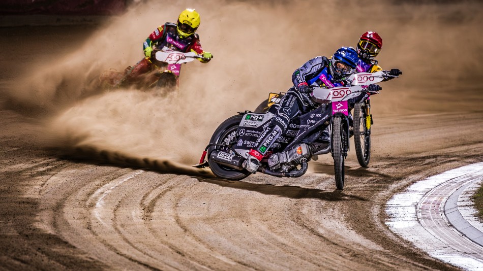 Niebieski Grzegorz i mistrz drugiego planu 2. To już ostatnia porcja zdjęć z torów czarnego sportu A.D. 2025. :-) Ale sezon 2026 powoli wyłania się, jak wspomniany w tytule zawodnik, wyłania się ze szprycy.. Zdjęcie 338328