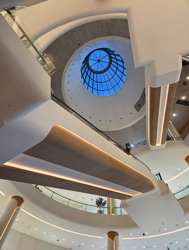 Nowoczesna architektura z panoramicznym dachem. . Zdjęcie 337582