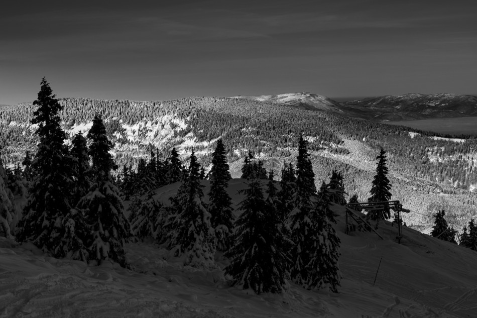 Zimowy krajobraz w czerni i bieli. Skrzyczne widziane z okolic Pilska . Zdjęcie 338062