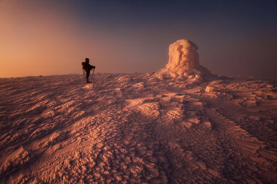 karol_nienartowicz - Life on Mars. Wschód słońca na Wielkim Szyszaku w Karkonoszach, 30.12.2014.  Pomnik, to ruiny kamiennej piramidy z 1888 r. poświęconej Wilhelmowi I Hohenzollernowi - królowi Prus, który zmarł w marcu tego samego roku. . Zdjęcie 136568