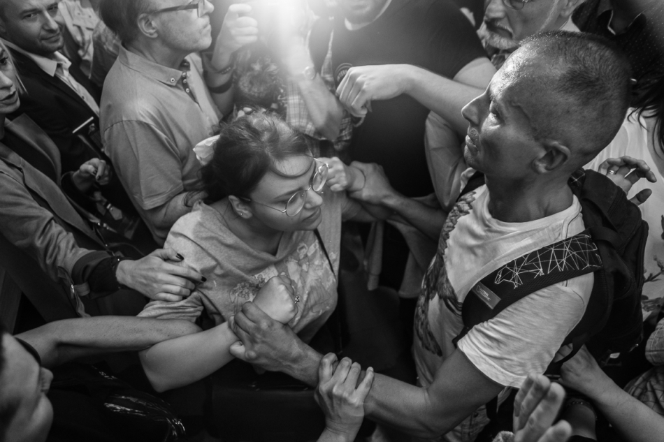 . Spotkanie ze Stanisławem Michalkiewiczem w księgarni Sursum Corda zostało zakłócone przez grupę kobiet krzyczących m.in. przeproś Kasię. Poznań 13 10 2018.	 . Zdjęcie 231262