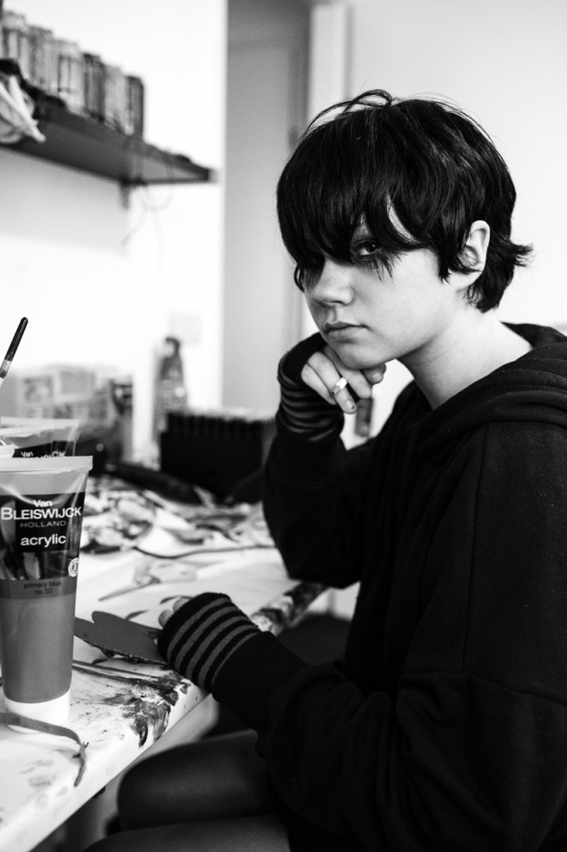 Młody Artysta #1. Pierwsze z serii zdjęć przedstawiające młodego artystę i jego pracę, wytyczającego swoją własną drogę na tym świecie. Jego upadki i wzloty, towarzyszące procesowi twórczemu.. Zdjęcie 307042