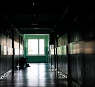 Sam wśród czterech ścia...