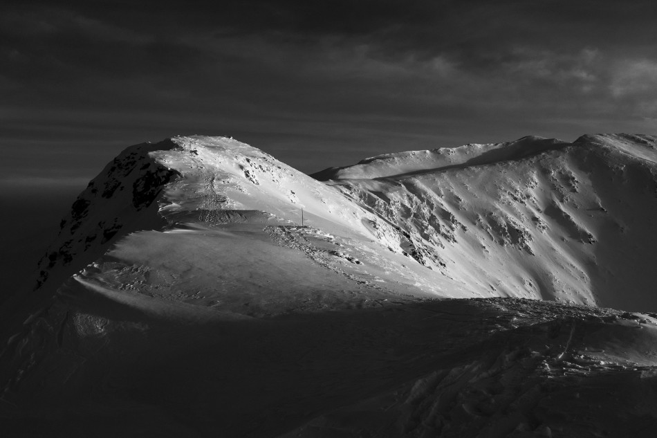 Zimowy krajobraz górski w czerni i bieli. . Zdjęcie 339702