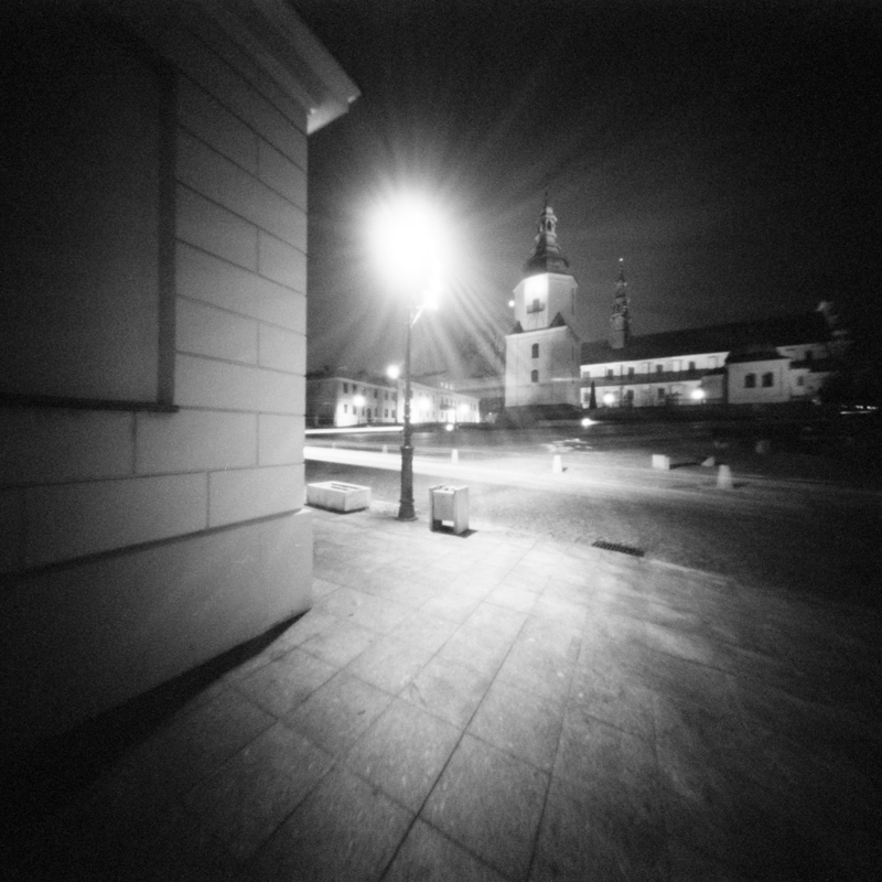 miljo77 - . fotografia otworkowa (pinhole, camera obscura)  czas naświetlania tego ujęcia = 30 minut  skan z negatywu 6x6cm  Ilford HP5 Kodak HC-110. Zdjęcie 280723