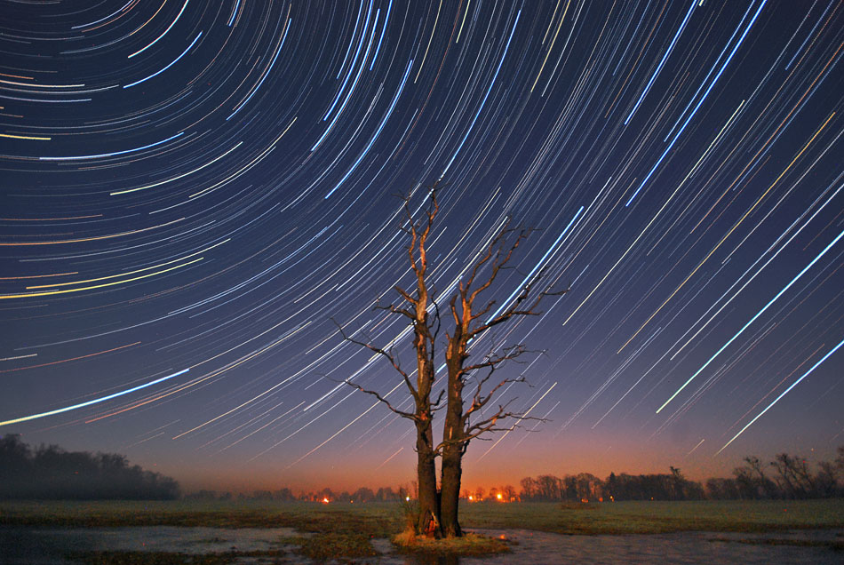 mosq - startrails. Stare...wersja poprawiona 222 klatki, każda po 30s. Łączny czas ekspozycji = 1h 51min Zdjęcie oświetlone jedynie przez księżyc :). Zdjęcie 51328