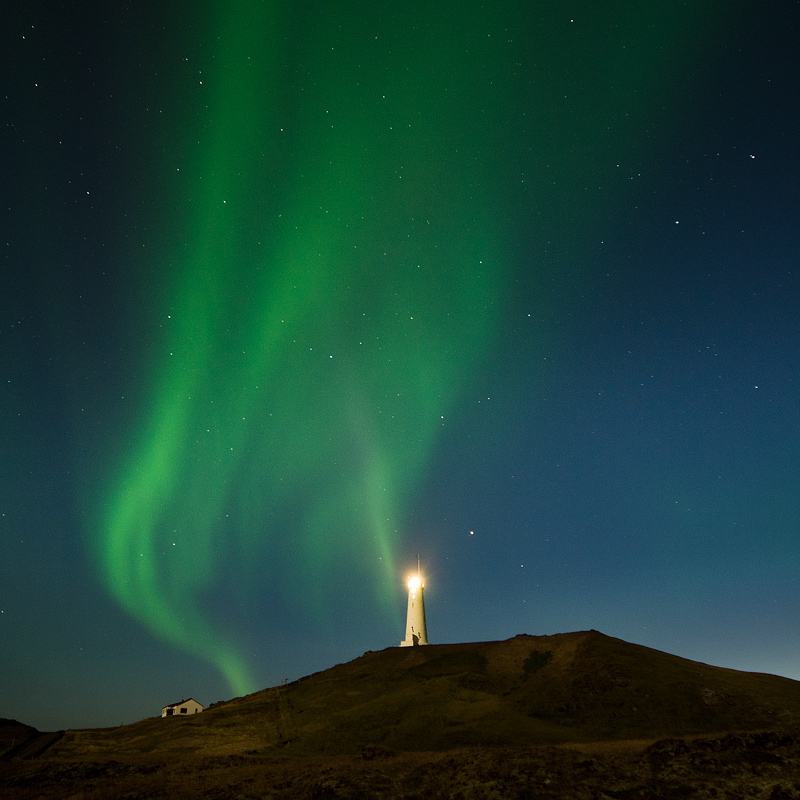 skogurmadur - ***. Ostatnio nasza najblizsza gwiazda niezle sobie \\popiarduje\\.Plazma sloneczna wyrzucana z 6 widocznych plam na sloncu dociera do nas z predkoscia ponad 600 km/s i rozbija sie o nasza atmosfere tworzac piekne zorze polarne,widziane takze w miejscach 