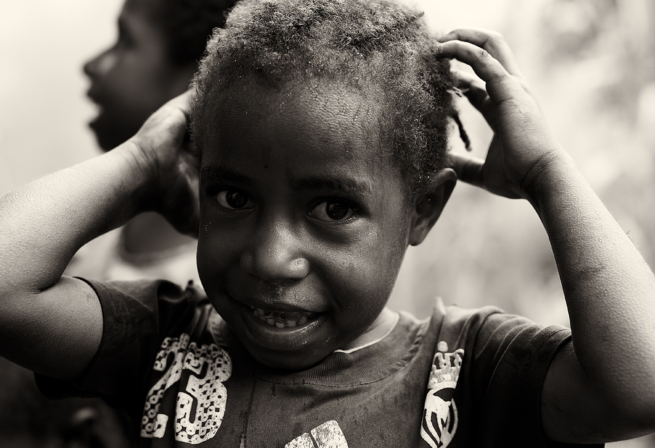 fotoel - Dzieci z Kiromy. Gdy dotarłem do wioski w Kiromie (Zachodnia Papua) dość mocno rozpadało się kilka ciekawskich dziewczynek przyglądały się białym przybyszom-była wiec okazja by zrobić tym nieśmiałym i bardzo biednym dziewczynkom kilka fotek..