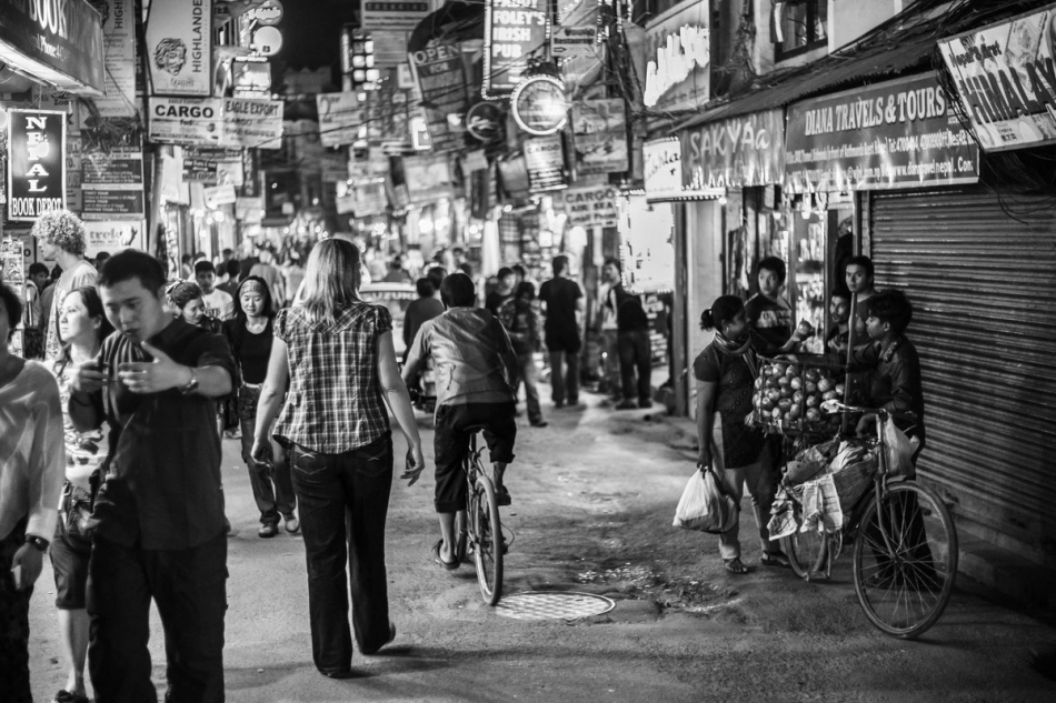 pak76 - Zagubiona. Thamel to jeden wielki bazar gdzie mozna kupic wszystko: ciasne uliczki, ktore piesi dziela z samochodami i motocyklami, sa domem dla setek malych sklepow, restauracji, agencji turystycznych i... innych agencji. Po drodze ktos Cie spyta czy moz