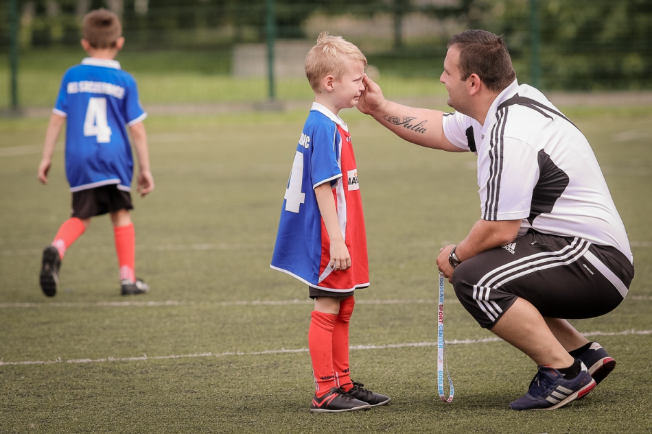majkel1980 - Trener - ojciec, przyjaciel, nauczyciel .... Trener lokalnej drużyny piłkarskiej chłopców z rocznika 2008 pociesza swojego podopiecznego po porażce ...  . Zdjęcie 175237