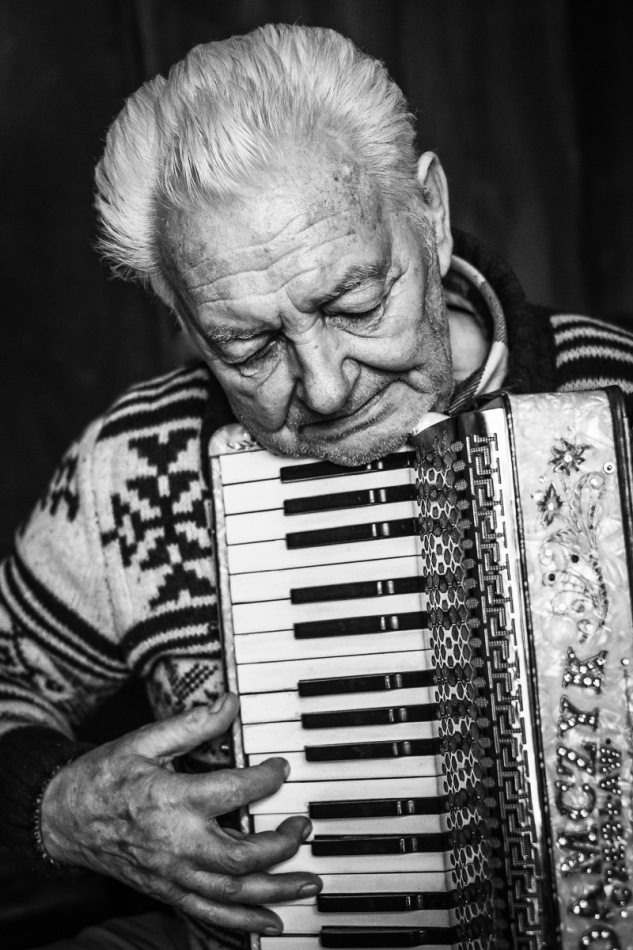 myszkin - . Czesław Adamczyk - dziś 88-letni muzyk ludowy, weselny - gra od 10 roku życia. Ale to przede wszystkim twórca - od dziesiątek lat własnoręcznie, od podstaw buduje instrumenty - harmonie.. Zdjęcie 324353