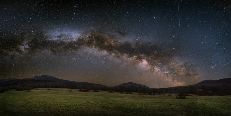 Bieszczady. Tarnica z Wołosatego Panorama 3razy 16mm Z6II + Viltrox 16mm+ Nomad Tracker. 4 razy 120sek f2,8 iso1000/panel.. Zdjęcie 340397