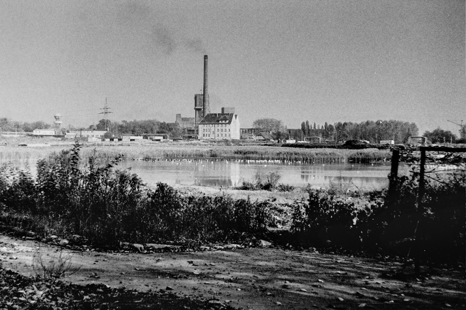 bakulok - . Bytom Szombbierki koniec lat 70 tych, kopalnia od strony wód kopalnianych. Wyk Zenit, Fotopan, wywołanie własne, skan. Zdjęcie 310148