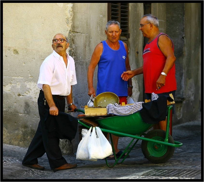 polanski - Sycylijscie rozmowy 3. Pan trzymający taczkę od godziny 8 rano chodził po wąskich uliczkach i sprzedawał ryby,wyglądało to bardzo fajnie,za parę dni pokaże jak to robił:). Zdjęcie 14930