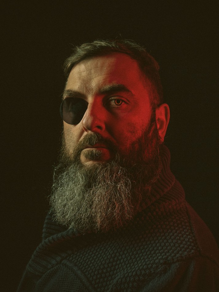 poważny portret mężczyzny. . Zdjęcie 339137