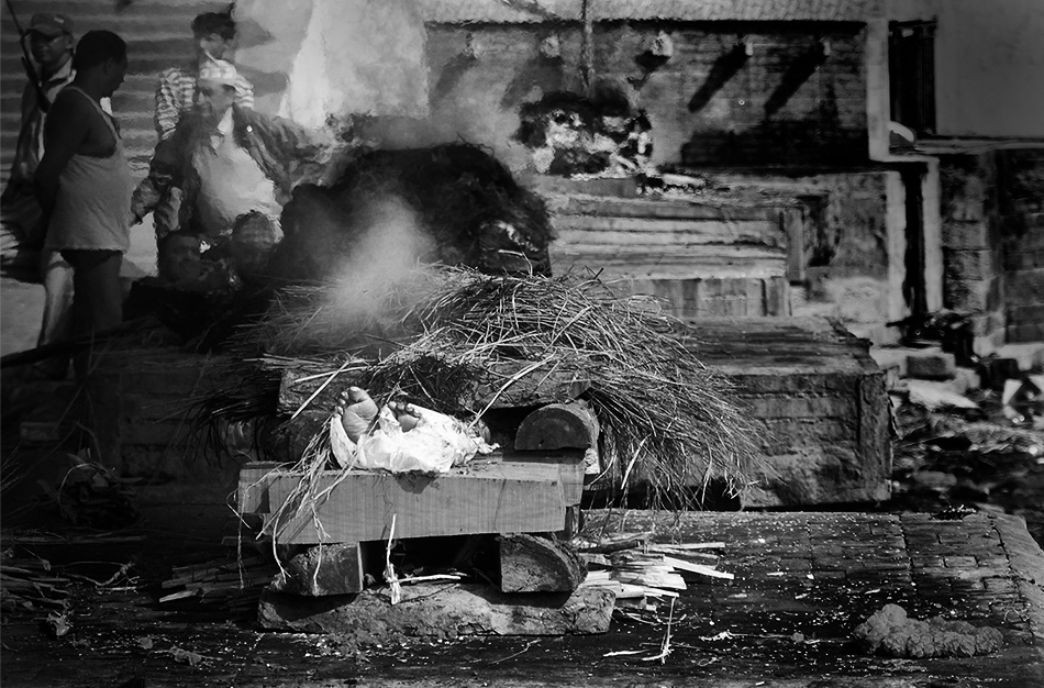 fotoel - Kremacja. Nad brzegiem rzeki Bagmati we wschodniej części Katmandu. W pobliżu świątyni Pashupatinath znajduje się Arya Ghat,jest to najczęściej używane miejsce kremacji w Nepalu.. Zdjęcie 60688