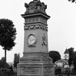 Na cmentrarzu w Łomży