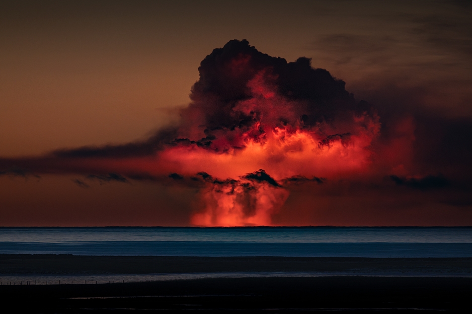 karol_nienartowicz - Erupcja wulkanu na Reykjanes. Nie ma to jak pojechać se z grupą na Islandię i przypadkiem być świadkiem wybuchu wulkanu. Czwartkowy widok na erupcję na półwyspie Reykjanes oglądaną z odległości 115 km. Mimo sporej odległości wrażenia niesam