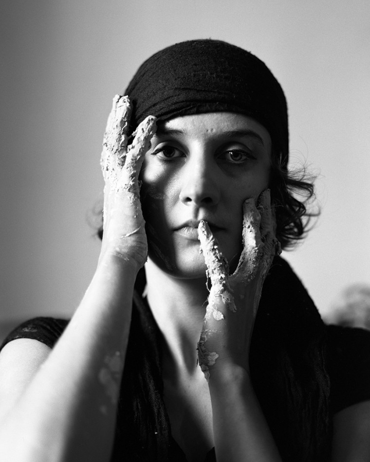 Portret artystki z gliną na rękach. . Zdjęcie 338024