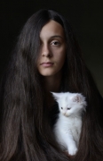 portret z białym kotem