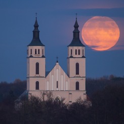 Bobrzy Księżyc nad kościołem w Piątnicy