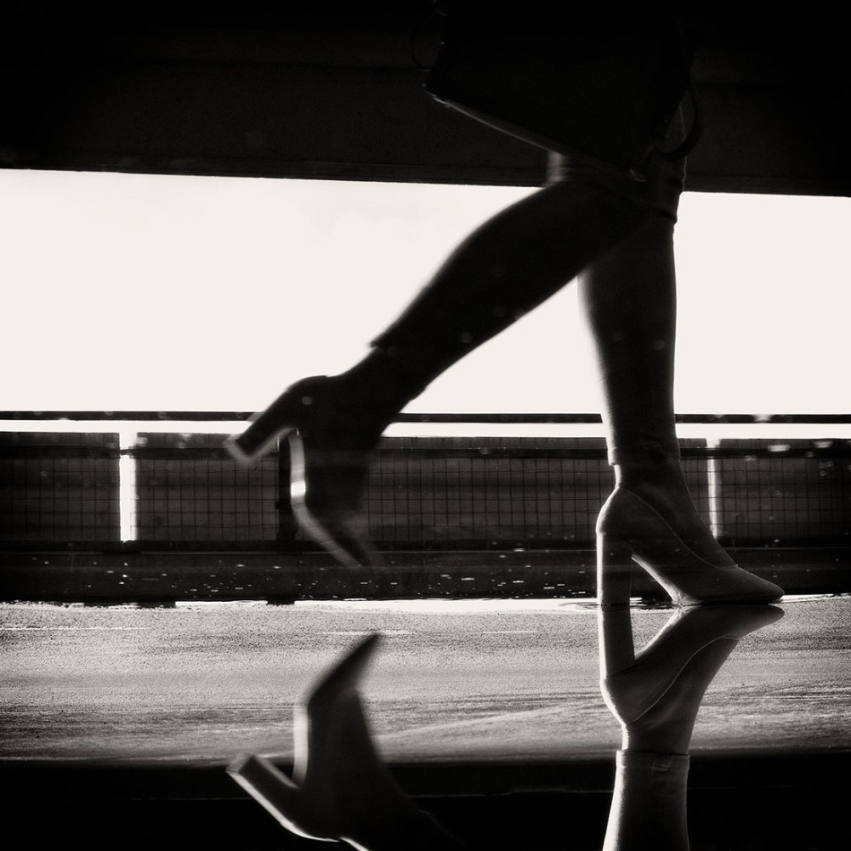 Elegancja w ruchu: Kobieta w szpilkach. . Zdjęcie 338240