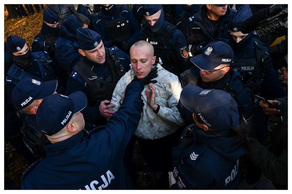 johnBoB - Tadek.. Funkcjonariusze policji użyli siły wobec demonstranta, który chciał okazać swoje niezadowolenie z rządów Prawa i Sprawiedliwości przy okazji 150.miesięcznicy katastrofy smoleńskiej.. Zdjęcie 310375