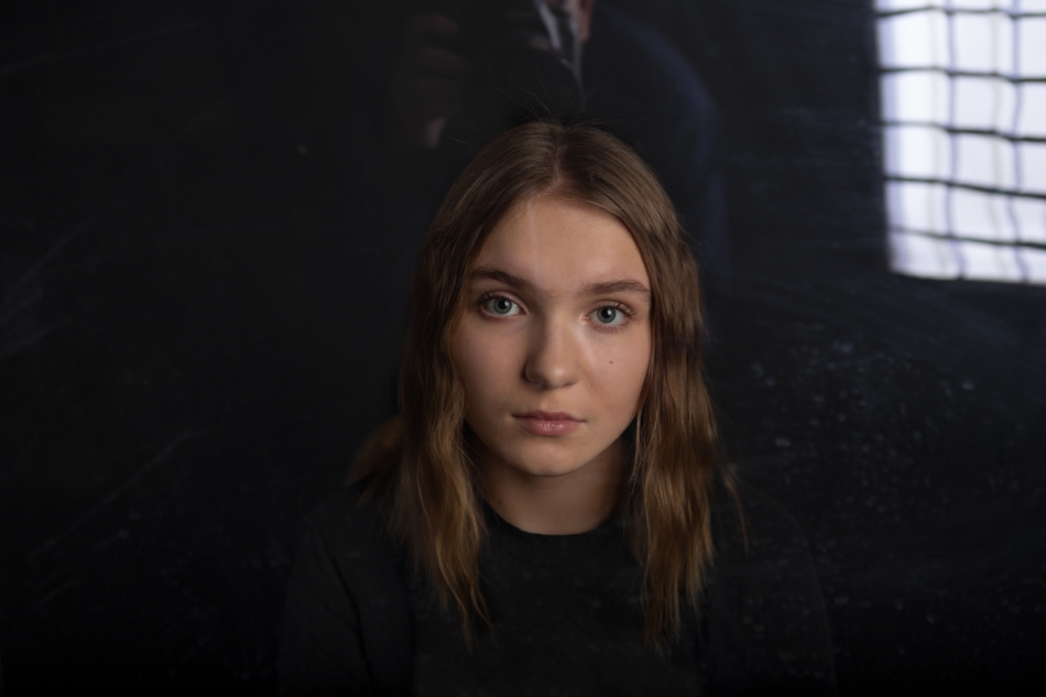 bakulok - Kombinacje w atelier. Wykonano przez szybę z lampami ustawionymi z jej przodu. Odbicie jednego softboxu było moim głównym zamiarem lecz już nie mnie fotografa. Jest to surowe zdjęcie z odbiciem poziomym co sugerował jeden z oceniających. Coś też