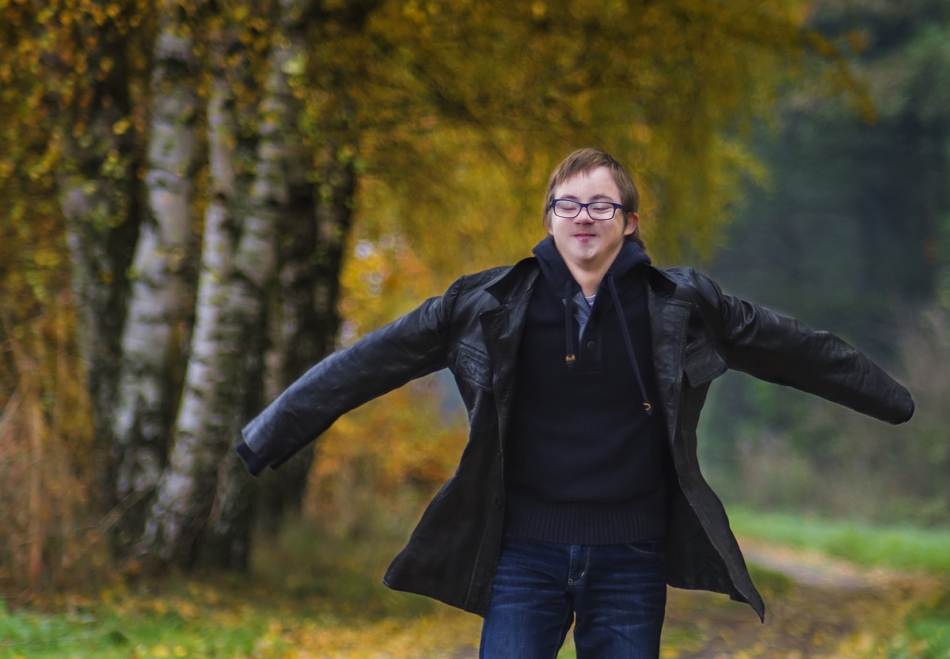 wassmar - Szymon. Z krótkiej sesji Szymona, który urodził się z zespołem Downa. fotografie znalazły się na ulotkach mających mu pomóc znaleźć sponsorów na leczenie. Zdjęcie 162980