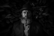 poważny portret
