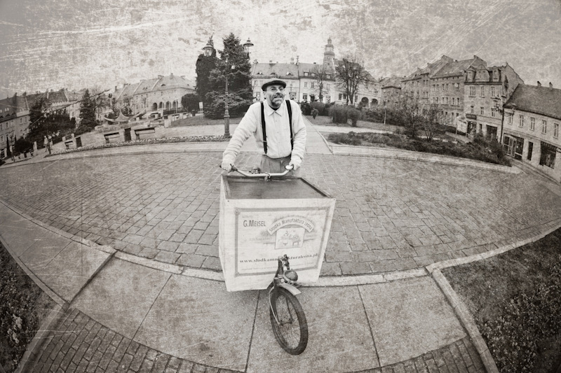 dawidlach - Trufle , truuuuuuufle.. Początki Słodkiej Manufaktury Leona sięgają 1917 roku i to właśnie w Loslau rozpoczęto sprzedaż trufli. Koneserzy na tyle polubili czekoladowy przysmak, że obecnie jest on z wielką dumą eksportowany poza granice rodzinne