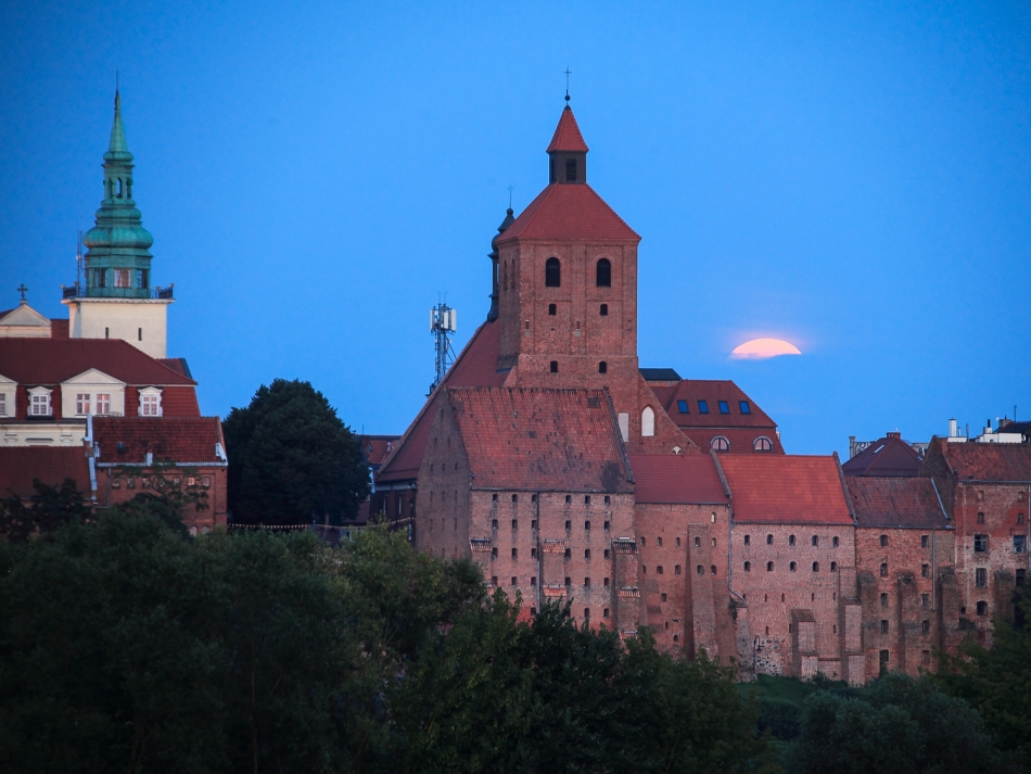 camelot - ***. Księżyc Jesiotrów wschodzi nad spichrzami w Grudziądzu. Zdjęcie 334503