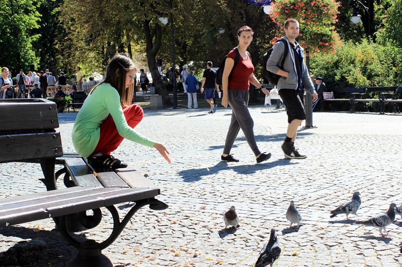 aandrzej - DZIEWCZYNKA KARMIĄCA GOŁĘBIE. . Zdjęcie 105993