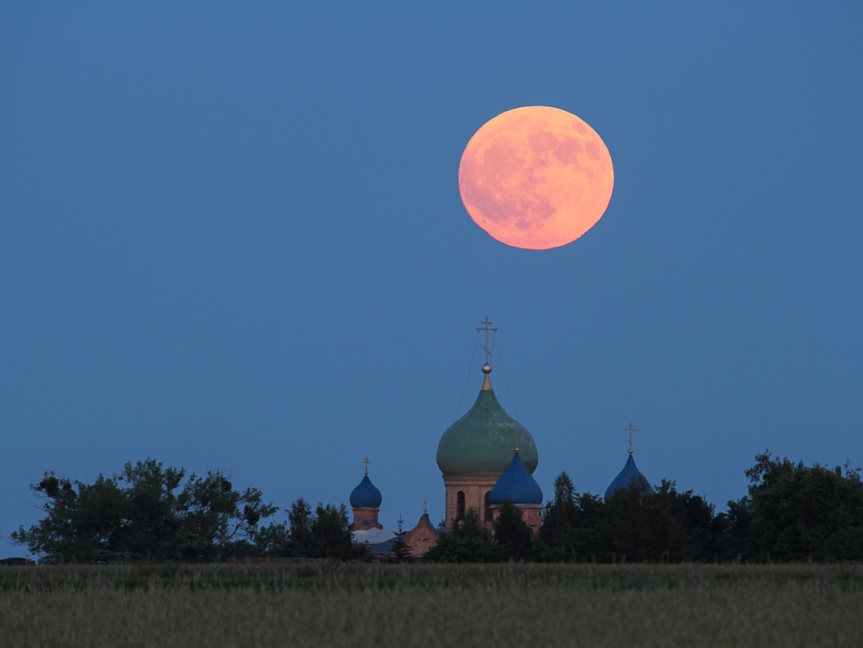 camelot - . Truskawkowy Księżyc nad cerkwią w Czyżach. Zdjęcie 315478