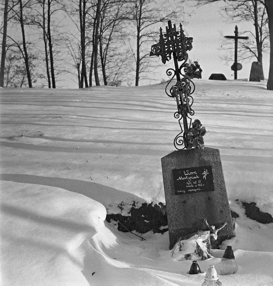 Prawosławna nekropolia. Na cmentarzu prawosławnym w Knyszynie, znajdującym się na tzw. Choinkowej Górze, na którym od jakichś 90 lat nie ma pochówków, zdjęcie sprzed 9 lat... Pentacon six TL + Biometar 80 mm, film Ilford HP5 Plus 400, skan z neg