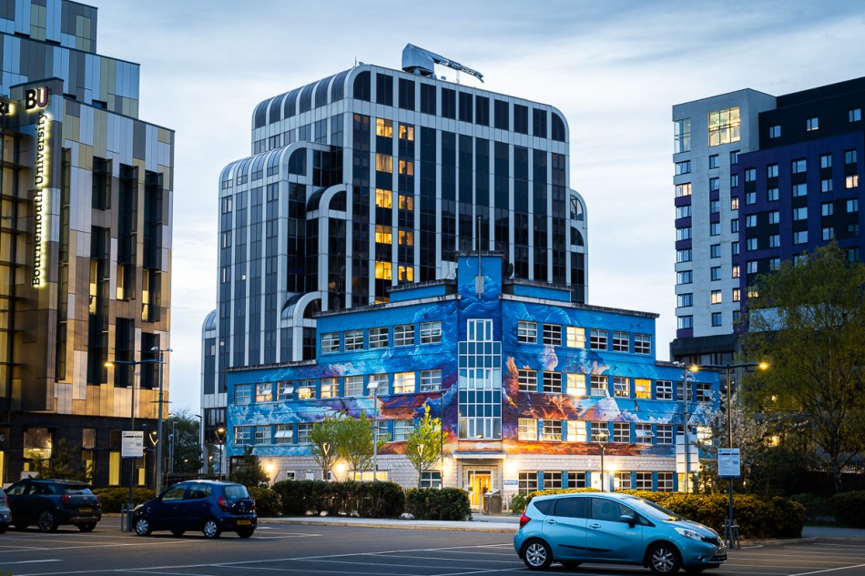 Urban contrast at blue hour. . Zdjęcie 339766