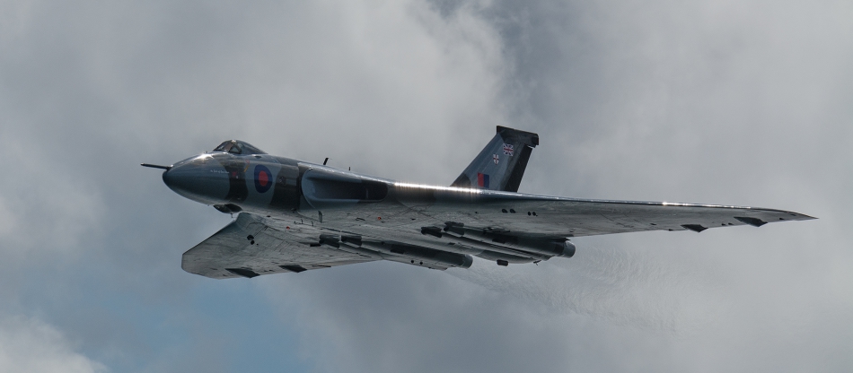 maniak666 - Vulcan pożegnalnie. Pożegnalny lot legendarnego Vulcana. Do obejrzenia i posłuchania w przepięknych okolicznościach przyrody. Niestety nie dane mi było focić w tym miejscu i dniu:(   https://www.youtube.com/watch?v=V_6bZ2Kzaj8   Tylko PE. Zdjęcie 